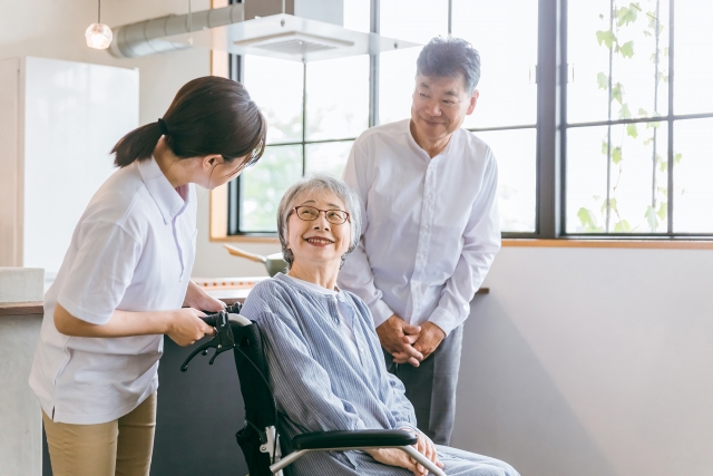 介護スタッフと老夫婦