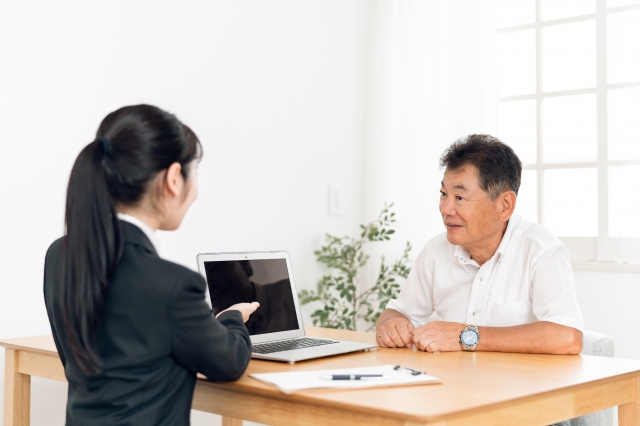 行政書士に相談をしている老人