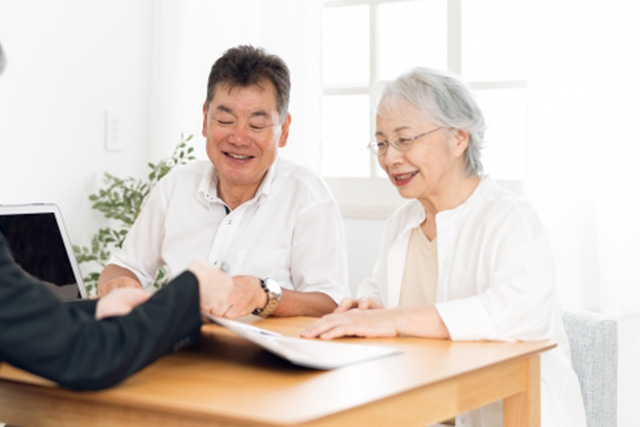 行政書士に相談している老夫婦