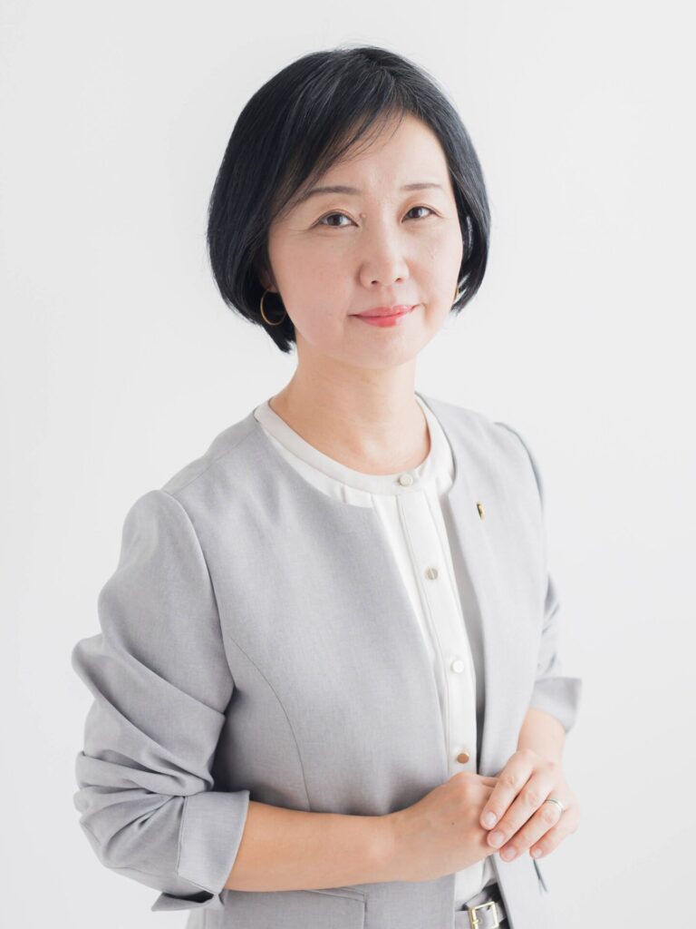 仙台市泉区・富谷市の行政書士ひだまり相談室 代表の顔写真。相続や自動車手続きの相談風景。